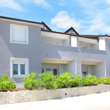 Appartement Ivor-3 *